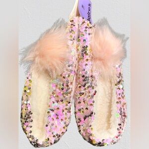 ✨ POM POMS AND PINK SEQUINED Slippers Claire’s Fluffy Fuzzy Sz M/L Sparkly Shiny